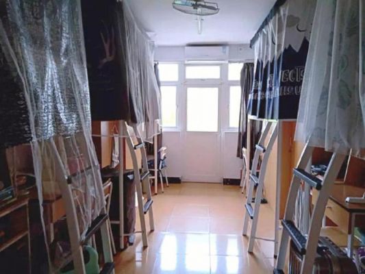 上海大学新世纪宿舍，一室四人有几个洗澡间，有空调吗？新世纪卫浴质量怎么样