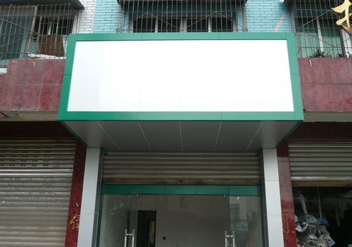铝塑板做门头用散银还是白银灰？白色铝塑板怎么样能干净