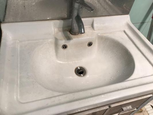 洗手盆上面这些锈迹怎么清除?洗手盆有锈怎么办-图1 洗手盆上面这些锈迹怎么清除?洗手盆有锈怎么办-图1