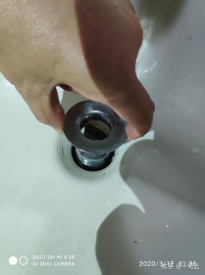 洗手盆上面这些锈迹怎么清除?洗手盆有锈怎么办-图2 洗手盆上面这些锈迹怎么清除?洗手盆有锈怎么办-图2