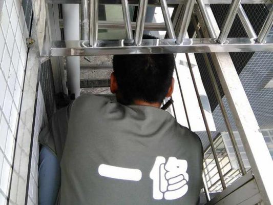 卷帘门故障及维修方法?卷帘门脱槽怎么办-图2 卷帘门故障及维修方法?卷帘门脱槽怎么办-图2