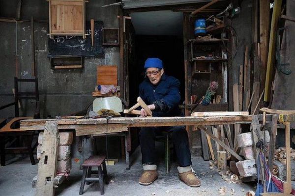 农村特色产业指哪些产业？乐山家具木匠