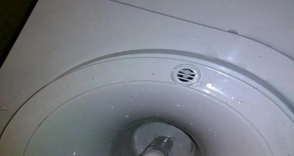 开水机漏水的原因和解决方法?开水器底下漏水怎么办-图1 开水机漏水的原因和解决方法?开水器底下漏水怎么办-图1