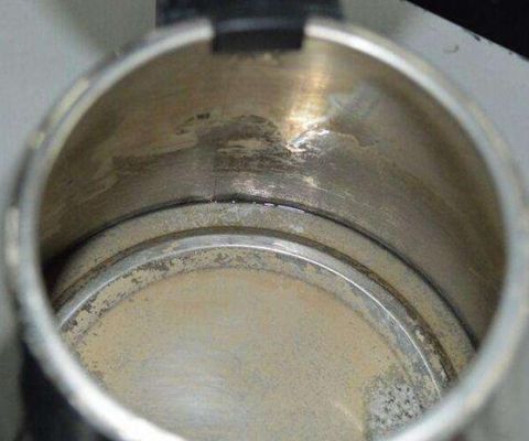 烧的开水里面怎么总是有渣子?开水里的水垢是怎么形成的-图1 烧的开水里面怎么总是有渣子?开水里的水垢是怎么形成的-图1