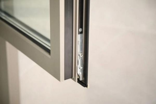 铝合金门窗框与墙体洞口间隙过大如何处理?全铝门板缝隙大怎么办-图3 铝合金门窗框与墙体洞口间隙过大如何处理?全铝门板缝隙大怎么办-图3