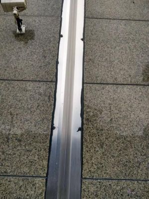 外墙伸缩缝v型镀锌铁皮做法？白铁皮大小头怎么做