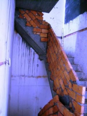 红砖楼梯扶手做法?外面楼梯用砖砌扶手怎么做-图1 红砖楼梯扶手做法?外面楼梯用砖砌扶手怎么做-图1