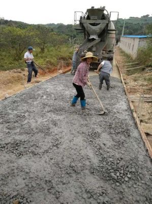 小区路是水泥路耐用,还是砖块耐用?水泥路两边怎么铺砖-图1 小区路是水泥路耐用,还是砖块耐用?水泥路两边怎么铺砖-图1