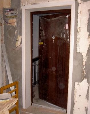 防盗门的门槛生锈了该怎么办?防盗门门板生绣腐蚀怎么处理-图3 防盗门的门槛生锈了该怎么办?防盗门门板生绣腐蚀怎么处理-图3
