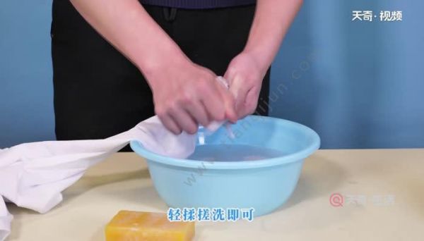 擦衣柜可以倒白醋吗？可以用醋擦家具吗