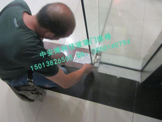 订书机针往外是咋回事？地弹簧玻璃门向外撇怎么修