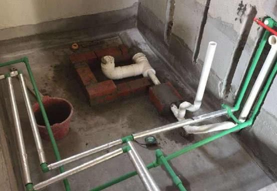 怎样去除蹲便器里坚硬的砂石水泥?蹲便器上有水泥怎么办-图1 怎样去除蹲便器里坚硬的砂石水泥?蹲便器上有水泥怎么办-图1