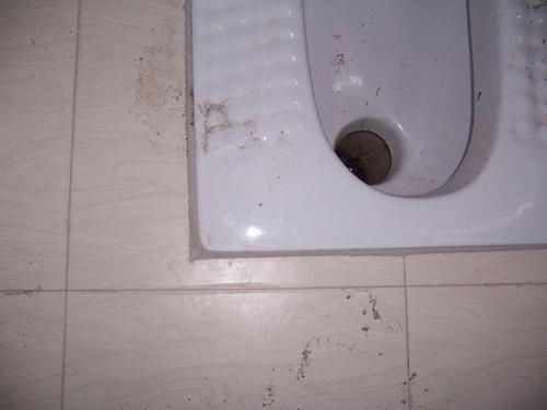 怎样去除蹲便器里坚硬的砂石水泥?蹲便器上有水泥怎么办-图3 怎样去除蹲便器里坚硬的砂石水泥?蹲便器上有水泥怎么办-图3