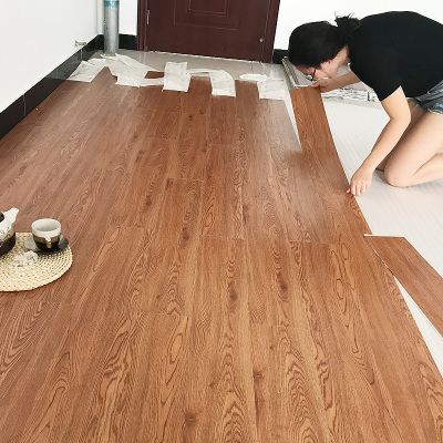 幼儿园的塑料地板(地板革)上有许多鞋底摩擦留下的黑印,怎么清洗?幼儿园地板革脏了怎么拖-图2 幼儿园的塑料地板(地板革)上有许多鞋底摩擦留下的黑印,怎么清洗?幼儿园地板革脏了怎么拖-图2