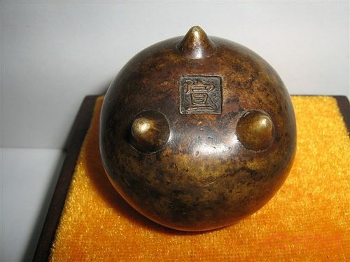 哪位大神知道这只铜香炉的落款是什么?这只铜香炉市场价格大概多少?先谢了?宫廷名匠家具是大牌吗-图3 哪位大神知道这只铜香炉的落款是什么?这只铜香炉市场价格大概多少?先谢了?宫廷名匠家具是大牌吗-图3