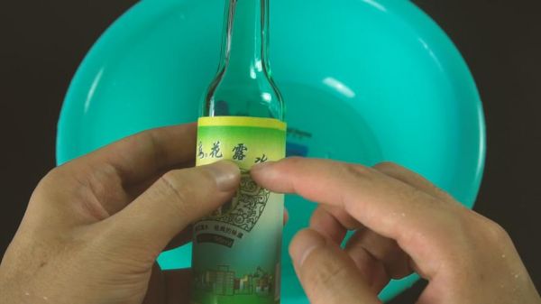 花露水加盐加洗衣液的妙用？用洗衣液擦家具