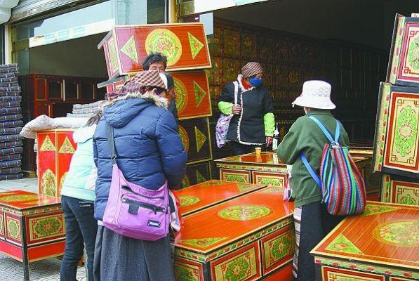 拉卜楞寺值得买的纪念品？成都藏式家具一条街